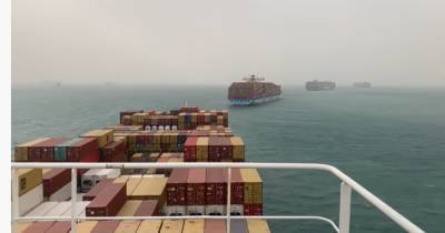 Суэцкий канал заблокировал 400-метровый контейнеровоз, севший на мель (видео) - focus.ua - Панама - Роттердам - Судно