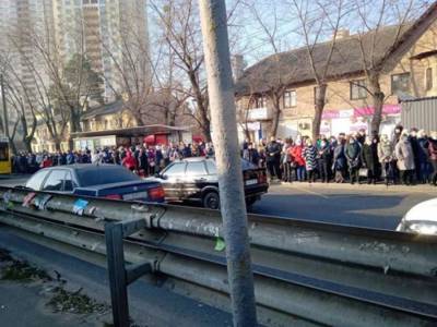 Локдаун в Киеве спровоцировал километровые очереди на остановках (ВИДЕО) - lenta.ua - Киев - Одесская обл.