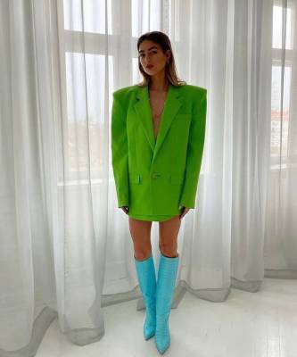 Для тех, кому не хватает красок: стилист Эмили Синдлев вдохновит вас на покупку неонового пиджака, даже если вы любитель классики - skuke.net - Дания