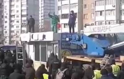 В Киеве владелец МАФа облился бензином и грозится себя поджечь: кадры и подробности с места - politeka.net - Киев