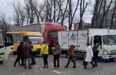 В Киеве маршрутчики массово проезжают мимо остановок, люди не могут уехать часами: что происходит - politeka.net - Киев