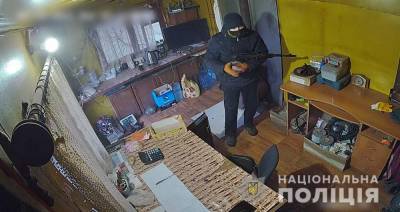 В Славянске мужчина с автоматом ограбил пункт приёма металлолома (видео) - sharij.net - Славянск - Краматорск - Донецкая обл.