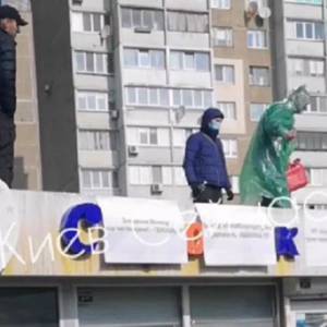 В Киеве мужчина облился бензином на крыше киоска и угрожал себя поджечь - reporter-ua.com - Киев