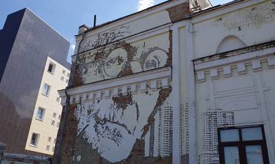 Жители Москвы выстроились в живую цепь для защиты от сноса здания с портретом Германа Гессе - og.ru - Москва