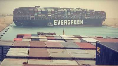 Усама Рабиа - Заблокировавший Суэцкий канал гигантский контейнеровоз попал на видео - profile.ru - Голландия
