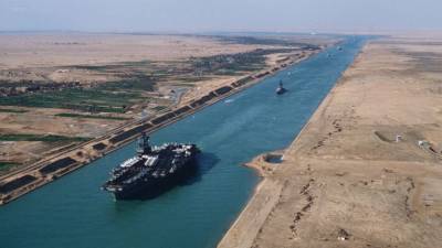 Севший на мель 400-метровый контейнеровоз образовал пробку в Суэцком канале - polit.info - Египет - Голландия - Роттердам