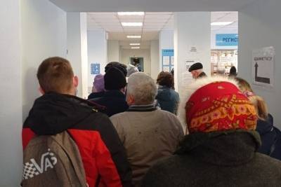 Псковичи вынуждены стоять на улице в очереди в больницу - mk-pskov.ru - Псков - Пскова