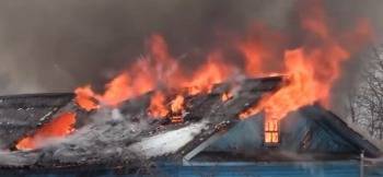 В п.Чёбсара горит трехквартирный жилой дом - vologda-poisk.ru - район Шекснинский