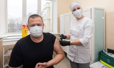 Борис Филатов - Мэр Днепра Филатов публично сделал прививку от COVID-19 - capital.ua - Днепр