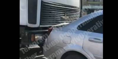 Водитель МАЗ в Киеве таранил Chevrolet – причину поступка он назвать не смог, видео - ТЕЛЕГРАФ - telegraf.com.ua - Киев