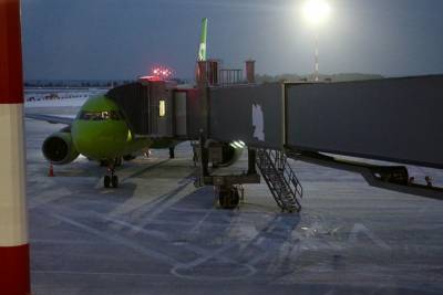 В Челябинске у самолета S7 перед взлетом потекло топливо. Рейс в Москву задержан - znak.com - Москва - Челябинск - Уральск