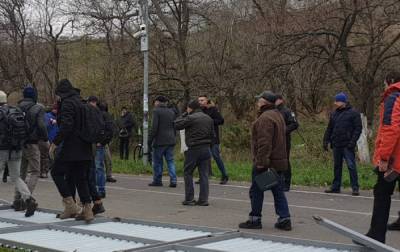 Тело молодого человека болталось на дереве посреди многолюдной трассы: страшные кадры из Одессы - odessa.politeka.net - Одесса