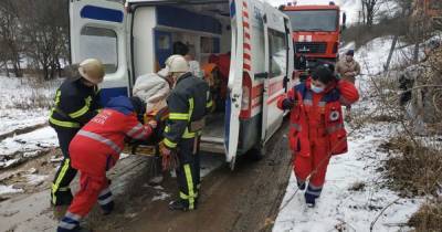 Под Харьковом медики не смогли доехать к пациенту: мужчину к "скорой" несли 2 км на руках (видео) (2 фото) - tsn.ua - Харьковская обл. - Харьков - Днепропетровская обл.