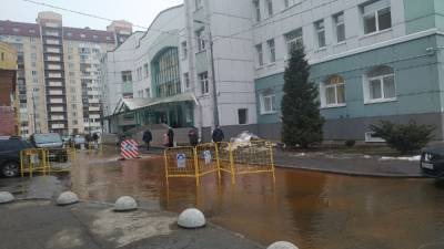 У поликлиники в Приморском районе забил гейзер с холодной водой - neva.today - Санкт-Петербург - р-н Приморский