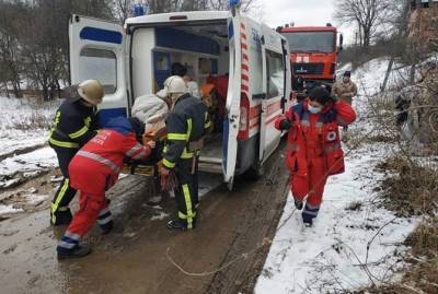 На Харьковщине спасатели и медики два километра несли парализованного мужчину на руках - kp.ua - Харьковская обл. - район Харьковский