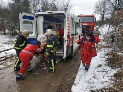 Врачи не доехали: Под Харьковом пациента несли к "скорой" 2 км - news.bigmir.net - Харьковская обл. - Харьков