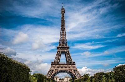Пьер Де-Кубертен - Эйфелеву башню решили перекрасить в желтый цвет - vm.ru - Франция - Париж