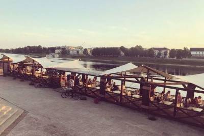 Летняя веранда на набережной Великой в Пскове заработает уже через месяц - mk-pskov.ru - Псковская обл. - Псков