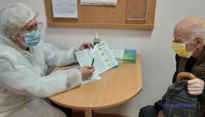 Максим Степанов - В Киеве начали вакцинировать от коронавируса людей людей старше 80 лет - lenta.ua - Киев