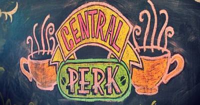 "Диван — наша гордость": воспоминания хозяина и гостей Central Perk о кофейне по образу сериала "Друзья" - klops.ru