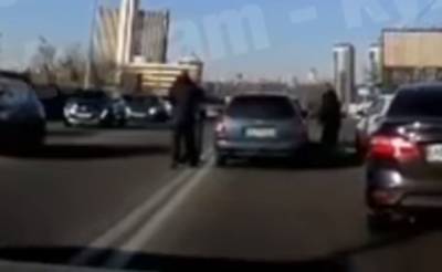 В Киеве водители решили "размяться" в пробке и устроили драку посреди дороги: "бой" попал на видео - politeka.net - Киев