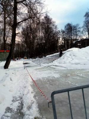 В Кировском парке Сыктывкара грунтовые воды создали опасный гололед - komiinform.ru - Сыктывкар