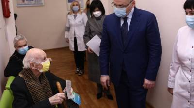 Максим Степанов - В Киеве начали вакцинировать от COVID людей старше 80 - ru.slovoidilo.ua - Киев