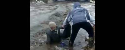 Под Волгоградом прохожий спас пенсионерку, упавшую в реку - runews24.ru - Волгоград - Волгоградская обл.