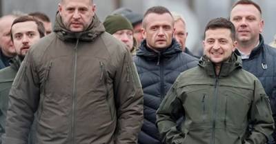 Владимир Зеленский - Андрей Ермак - Кирилл Сазонов - Ермак по поручению Зеленского улучшает инвестклимат, выводя из тени олигархов, — эксперт - delo.ua