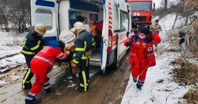 Под Харьковом из-за бездорожья больного несли к "скорой" два километра (фото, видео) - focus.ua - Харьковская обл. - Харьков