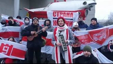 В Петербурге арестованы активисты за песню в поддержку протестов в Беларуси и Навального - znak.com - Санкт-Петербург