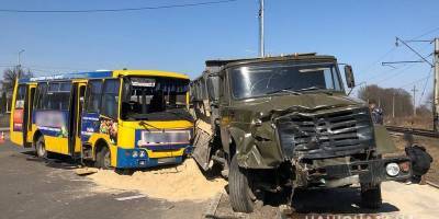 В Луцке на Киверцивской произошло ДТП маршрутки и грузовика, семеро пострадавших, фото, видео - ТЕЛЕГРАФ - telegraf.com.ua - Луцк - Волынская обл. - Львовская обл.