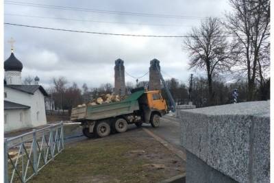 Он же памятник: почему по цепным мостам в Острове ездят КАМАЗы - mk-pskov.ru - Псковская обл. - Псков