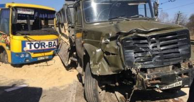 Водитель маршрутки не пропустил грузовик: видео аварии в Луцке зафиксировали камеры наблюдения - tsn.ua - Луцк - Черновицкая обл.
