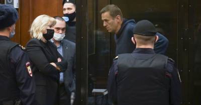 Владимир Путин - Алексей Навальный - Навальному не дают спать: юристы политика требуют прекратить пытки и обвиняют Путина - tsn.ua