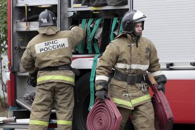 Порядка 50 человек эвакуировались из горящего здания на юго-западе Москвы - vm.ru - Москва