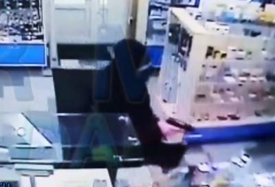 Вооружённый грабитель сбежал после того, как на него наорали в петербургском магазине - online47.ru - Санкт-Петербург
