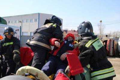 В Хабаровске сотрудники МЧС провели соревнования по спасению людей при ДТП - hab.aif.ru - Хабаровский край - Хабаровск