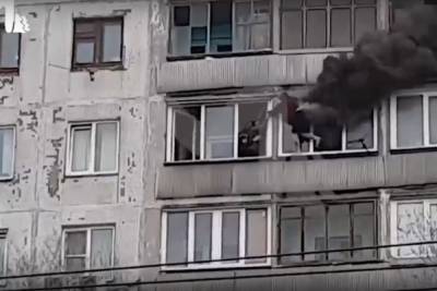 В соцсетях появилось кадры спасения горящего подростка с балкона 8 этажа в Новосибирске - novos.mk.ru - Новосибирск
