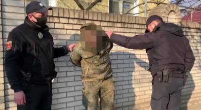 Мужчина в военной форме схватил пистолет, чтобы пострелять по прохожим: видео беспредела на Одесчине - odessa.politeka.net - Одесская обл.