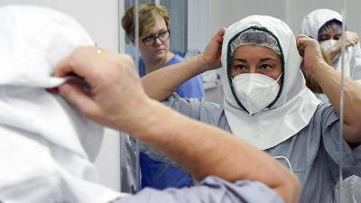 Михаил Мишустин - Более 9 тыс. случаев коронавируса зафиксировали в России за сутки - iz.ru - Москва - Санкт-Петербург - Московская обл.