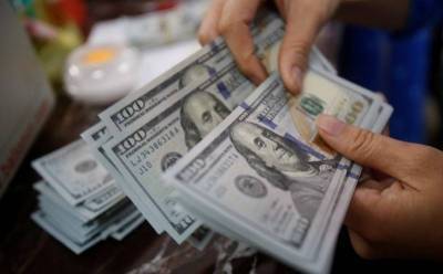 Доллар опустился, но остается близ многомесячных максимумов - smartmoney.one - Reuters