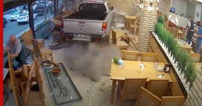 Пикап на большой скорости влетел в ресторан с посетителями: видео - profile.ru - Турция - Стамбул