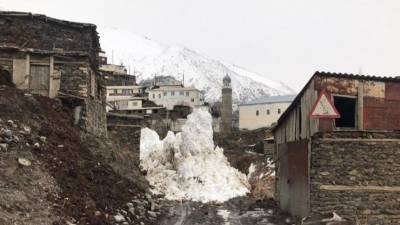 Седьмая по счету лавина опять отрезала село в Дагестане от цивилизации - 5-tv.ru - респ. Дагестан