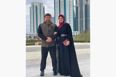 Рамзан Кадыров - Айшат Кадыров - Жена Кадырова показала редкое фото мужа с дочерью - lenta.ru - респ. Чечня