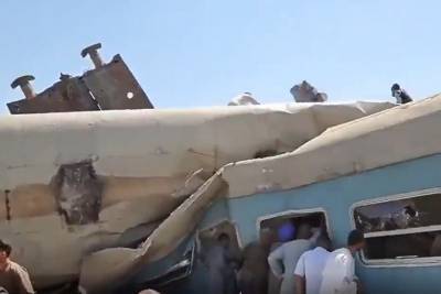 Более 30 человек погибли при столкновении двух поездов в Египте - vm.ru - Египет