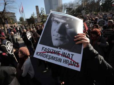 В Турции трех полицейских приговорили к пожизненному заключению за убийство журналиста - lenta.ua - Турция - Стамбул