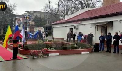 Памятник Доктору Лизе открыли в Крыму - newizv.ru - Сирия - Крым - Евпатория