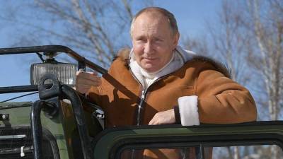 Владимир Путин - Дмитрий Песков - Дубленка Путина вызвала ажиотаж в Сети - iz.ru