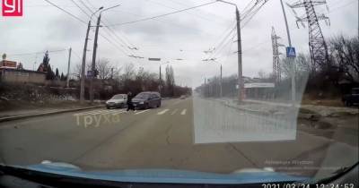 Спасла реакция: в Харькове водитель решил не останавливаться на "зебре" и чуть не сбил девушку (видео) - tsn.ua - Харьков